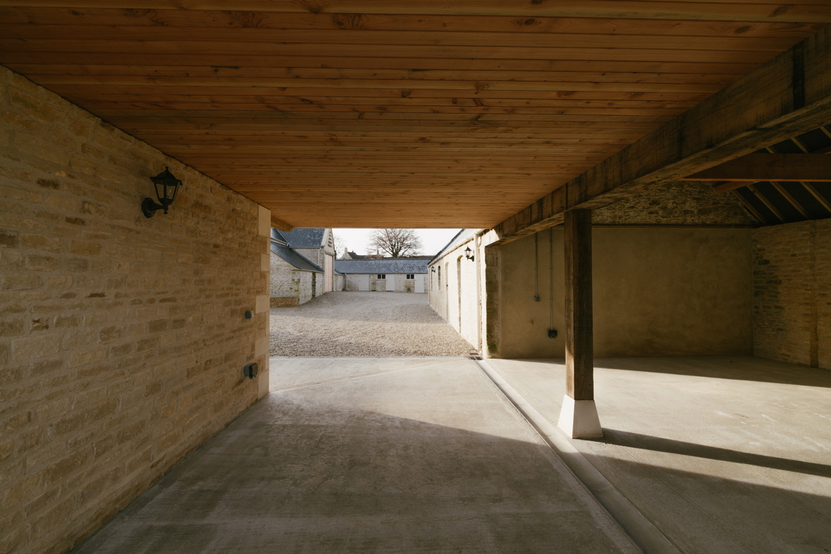 Integration of modernised stable courtyard with existing historic structures